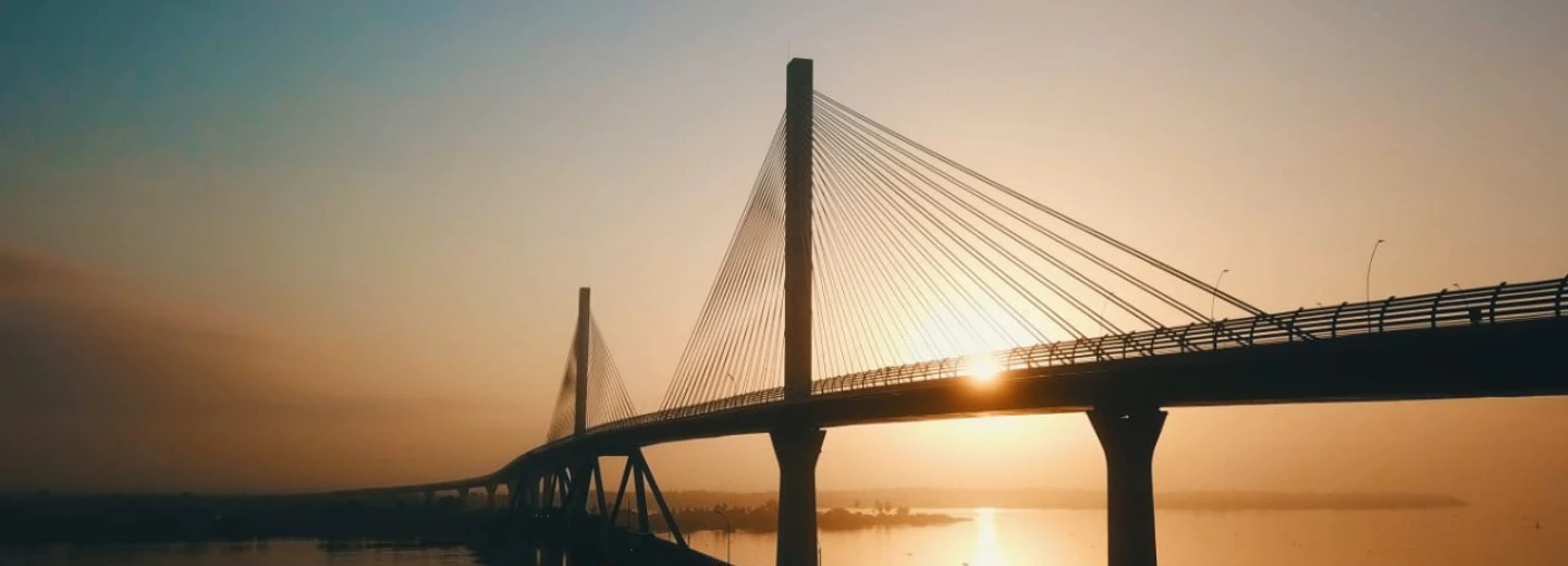 Puente atirantado al atardecer, imagen del portafolio corporativo