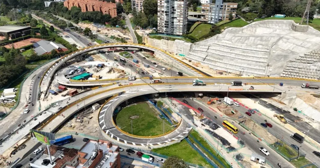 Vista aérea diurna del intercambiador de la avenida El Rincón y la avenida Boyacá