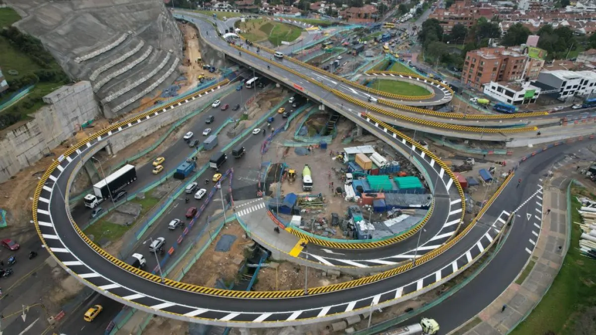 Vista aérea del puente y las orejas viales del intercambiador de la avenida El Rincón