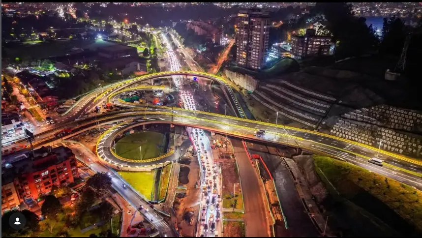 Vista aérea nocturna del intercambiador de la avenida El Rincón y la avenida Boyacá