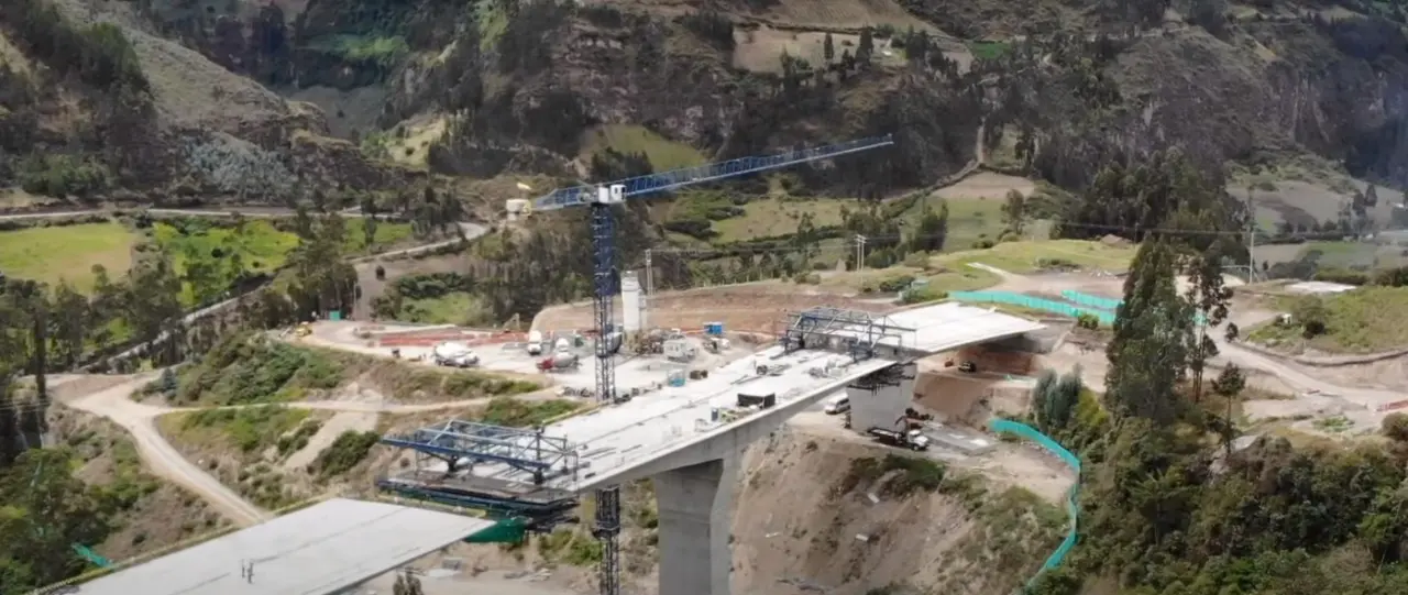 Vista aérea de un puente en construcción en el corredor Rumichaca–Pasto