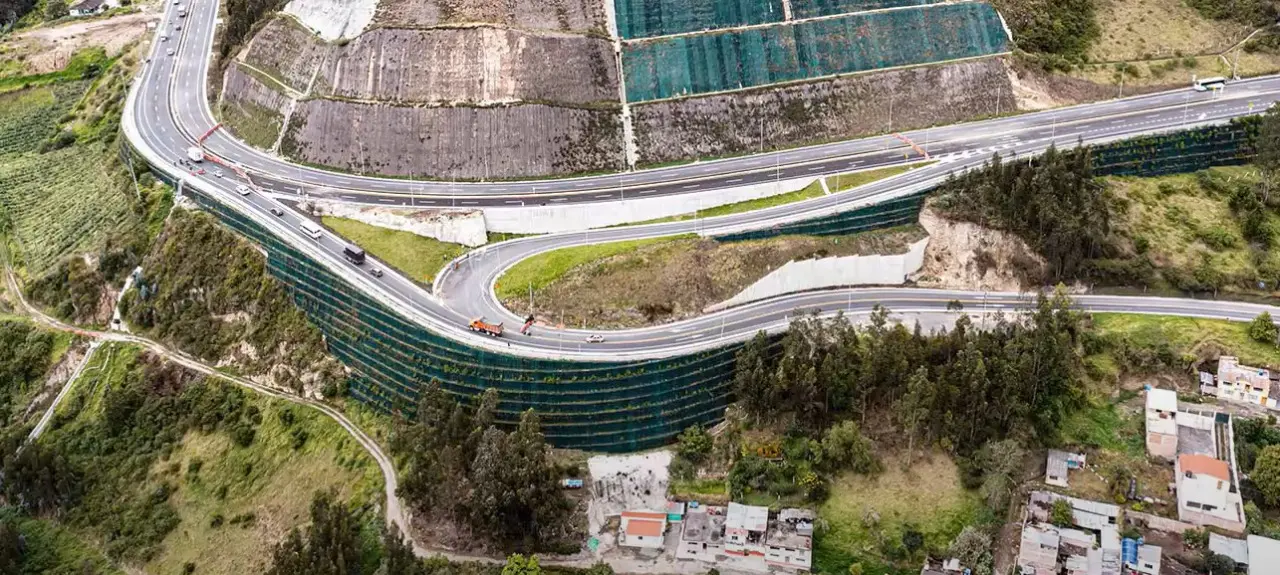 Vista aérea de la doble calzada y las obras de estabilización del corredor Rumichaca–Pasto
