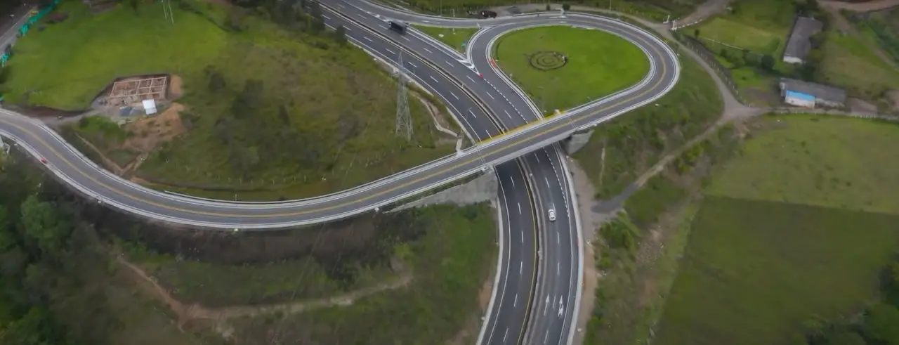 Vista aérea de un intercambiador vial del corredor Rumichaca–Pasto
